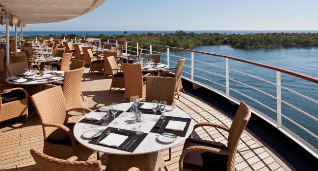 صورة استراحة سفينة كروز في السقف