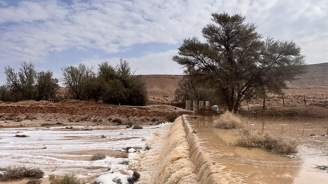 صورة الماء الجاري من شعيب سد حريملاء من أبرز اماكن كشتات البر في الرياض